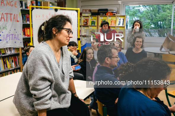 Several dozen parents, children, and staff are occupying the public school for the night at the College d'Echange contre le choc des savoirs...