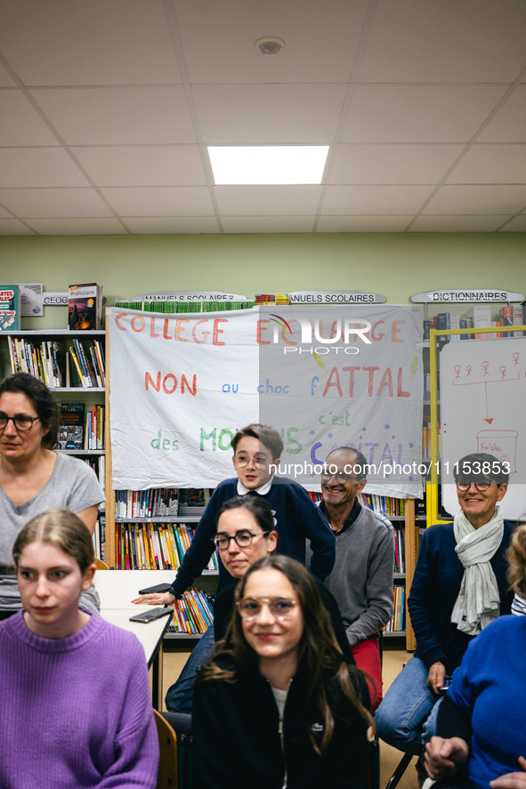 Several dozen parents, children, and staff are occupying the public school for the night at the College d'Echange contre le choc des savoirs...