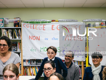 Several dozen parents, children, and staff are occupying the public school for the night at the College d'Echange contre le choc des savoirs...