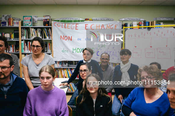 Several dozen parents, children, and staff are occupying the public school for the night at the College d'Echange contre le choc des savoirs...