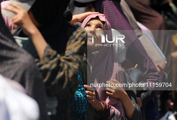 Displaced Palestinians are gathering to receive food at a donation point in Deir al-Balah, central Gaza Strip, on April 19, 2024, amid ongoi...