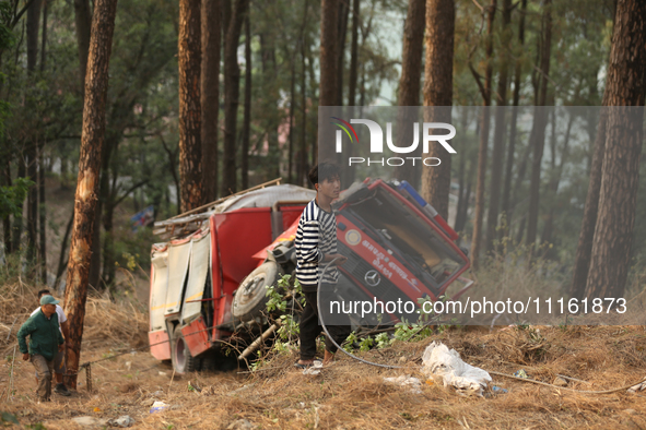 Nepali officials are fixing chains to extract the remains of a firefighting engine that crashed while it was being deployed to douse a fores...