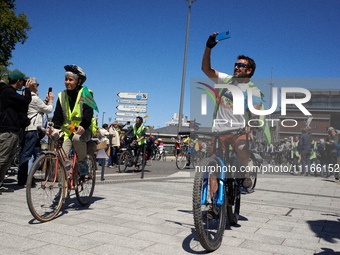 Cyclists from the LVEL collective are arriving at the protest from Castres. Several thousand people are demonstrating in the streets of Toul...