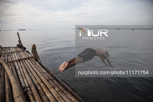 People are enjoying their holiday at Marunda public beach on the north coast of Jakarta, Indonesia, on April 23, 2024. Marunda Beach is the...