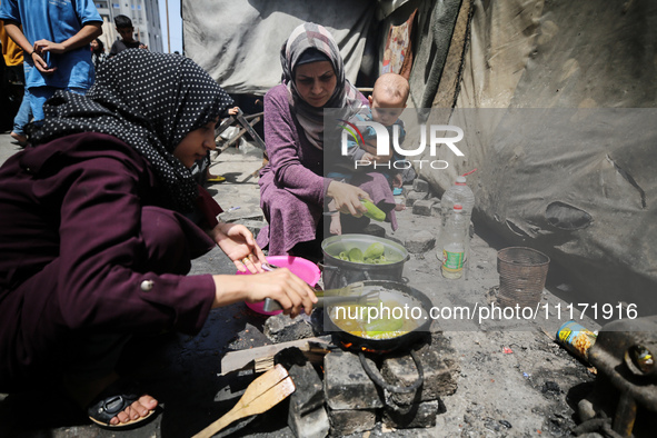 Displaced Palestinians are sheltering in a UNRWA-affiliated school after fleeing their homes due to Israeli strikes, amid the ongoing confli...