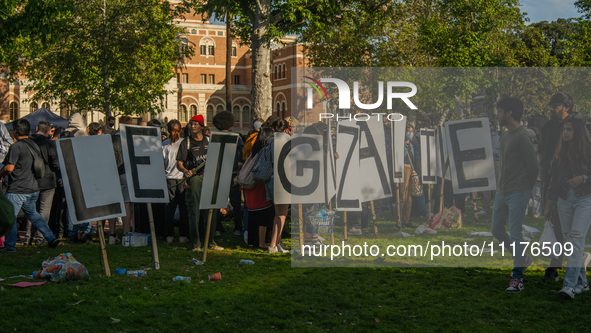 Pro-Palestine protesters attempted to establish an occupation in Alumni Park located on the University of Southern California campus in Los...