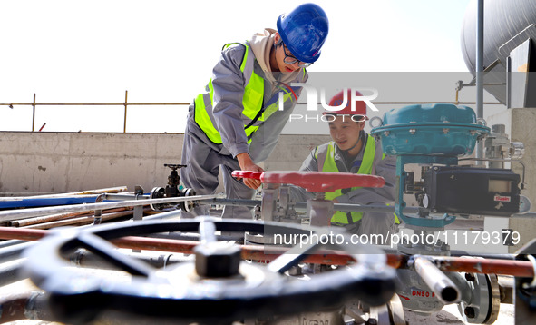 Technicians are inspecting a pipeline valve in the incineration workshop of the Zhangye Hazardous Waste (solid waste) disposal and resource...