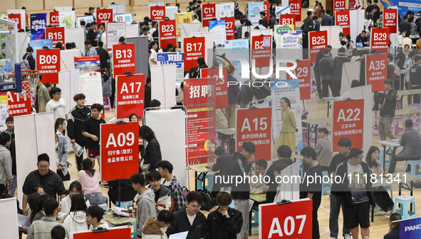 College students are choosing positions at a campus job fair in Huai'an, China, on April 27, 2024. 