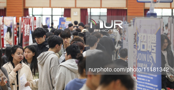 College students are choosing positions at a campus job fair in Huai'an, China, on April 27, 2024. 