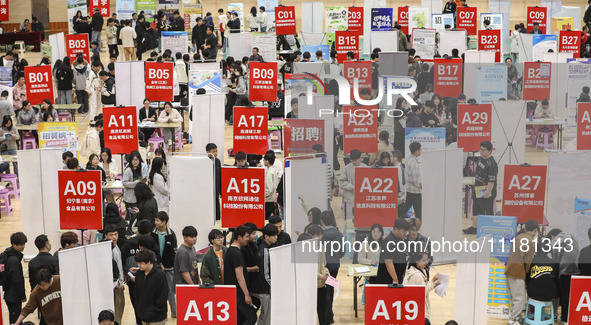 College students are choosing positions at a campus job fair in Huai'an, China, on April 27, 2024. 