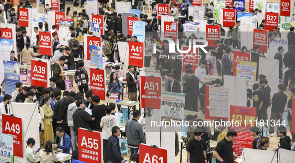 College students are choosing positions at a campus job fair in Huai'an, China, on April 27, 2024. 