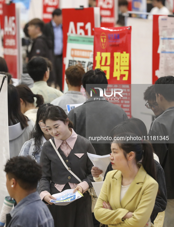 College students are choosing positions at a campus job fair in Huai'an, China, on April 27, 2024. 