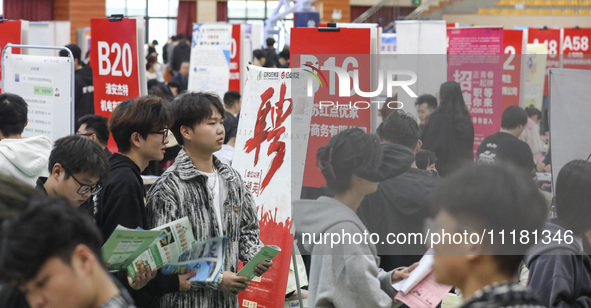 College students are choosing positions at a campus job fair in Huai'an, China, on April 27, 2024. 