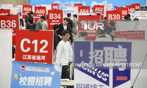 College students are choosing positions at a campus job fair in Huai'an, China, on April 27, 2024. 