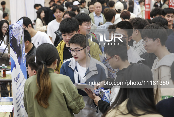 College students are choosing positions at a campus job fair in Huai'an, China, on April 27, 2024. 