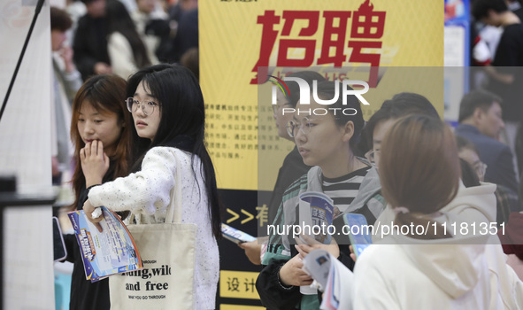 College students are choosing positions at a campus job fair in Huai'an, China, on April 27, 2024. 