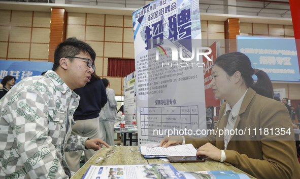 College students are choosing positions at a campus job fair in Huai'an, China, on April 27, 2024. 