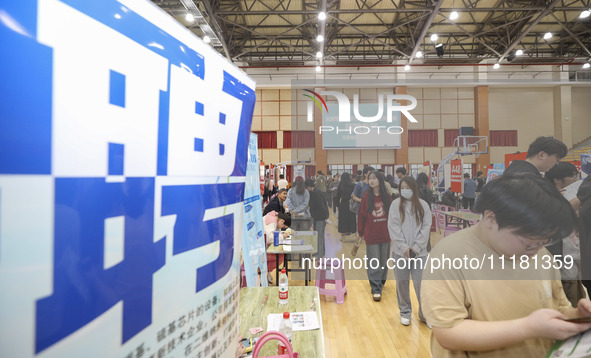 College students are choosing positions at a campus job fair in Huai'an, China, on April 27, 2024. 