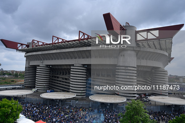 Inter FC players are celebrating their victory with fans during their bus parade, making a stop to celebrate on stage at the San Siro Stadiu...