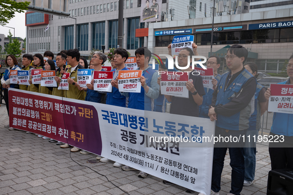 Representatives from the National University Hospitals' Labor Union Joint Struggle Alliance are holding a joint press conference in front of...