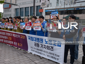 Representatives from the National University Hospitals' Labor Union Joint Struggle Alliance are holding a joint press conference in front of...