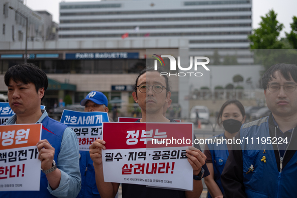 Representatives from the National University Hospitals' Labor Union Joint Struggle Alliance are holding a joint press conference in front of...