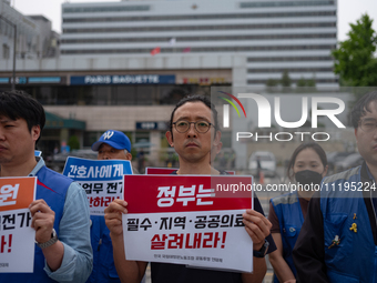 Representatives from the National University Hospitals' Labor Union Joint Struggle Alliance are holding a joint press conference in front of...