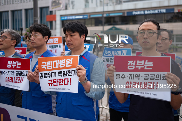 Representatives from the National University Hospitals' Labor Union Joint Struggle Alliance are holding a joint press conference in front of...