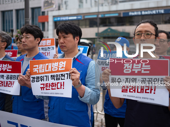 Representatives from the National University Hospitals' Labor Union Joint Struggle Alliance are holding a joint press conference in front of...