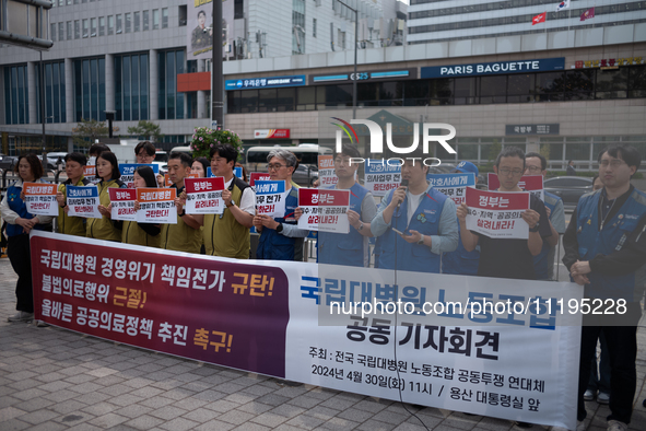 Representatives from the National University Hospitals' Labor Union Joint Struggle Alliance are holding a joint press conference in front of...