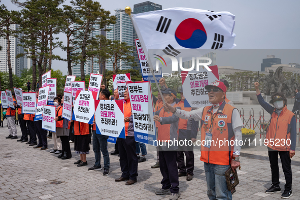 Representatives from the Central Social Organizations Federation are holding a rally in front of the Presidential Office in Yongsan-gu, Seou...