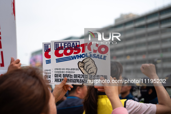 Service union members faced police obstruction outside the U.S. Embassy in Seoul, South Korea, while trying to deliver a statement demanding...