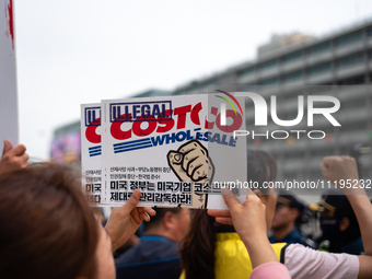 Service union members faced police obstruction outside the U.S. Embassy in Seoul, South Korea, while trying to deliver a statement demanding...