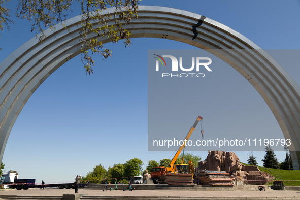 Workers are dismantling the monument commemorating the Pereiaslav Agreement under the Arch of Freedom of the Ukrainian People, formerly know...