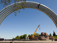 Workers are dismantling the monument commemorating the Pereiaslav Agreement under the Arch of Freedom of the Ukrainian People, formerly know...