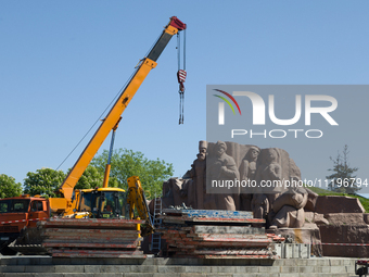 Workers are dismantling the monument commemorating the Pereiaslav Agreement under the Arch of Freedom of the Ukrainian People, formerly know...