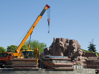 Workers are dismantling the monument commemorating the Pereiaslav Agreement under the Arch of Freedom of the Ukrainian People, formerly know...