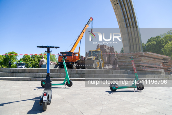 Workers are dismantling the monument commemorating the Pereiaslav Agreement under the Arch of Freedom of the Ukrainian People, formerly know...