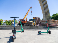 Workers are dismantling the monument commemorating the Pereiaslav Agreement under the Arch of Freedom of the Ukrainian People, formerly know...