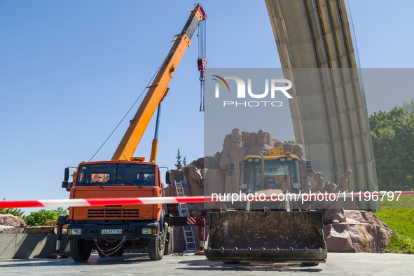 Workers are dismantling the monument commemorating the Pereiaslav Agreement under the Arch of Freedom of the Ukrainian People, formerly know...