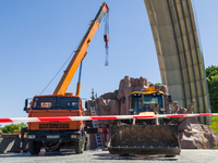 Workers are dismantling the monument commemorating the Pereiaslav Agreement under the Arch of Freedom of the Ukrainian People, formerly know...