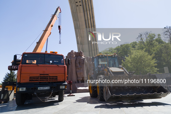 Workers are dismantling the monument commemorating the Pereiaslav Agreement under the Arch of Freedom of the Ukrainian People, formerly know...