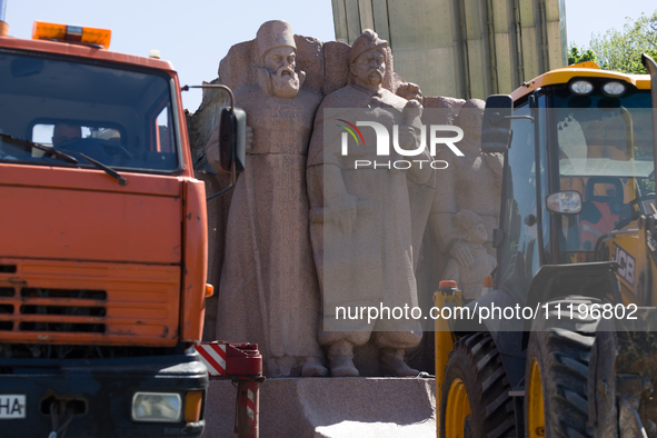 Workers are dismantling the monument commemorating the Pereiaslav Agreement under the Arch of Freedom of the Ukrainian People, formerly know...