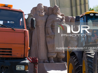 Workers are dismantling the monument commemorating the Pereiaslav Agreement under the Arch of Freedom of the Ukrainian People, formerly know...