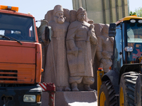 Workers are dismantling the monument commemorating the Pereiaslav Agreement under the Arch of Freedom of the Ukrainian People, formerly know...