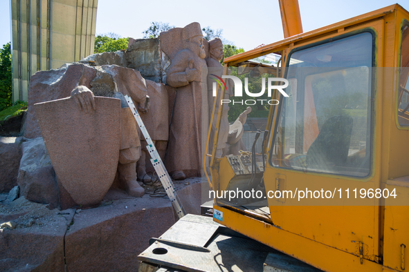 Workers are dismantling the monument commemorating the Pereiaslav Agreement under the Arch of Freedom of the Ukrainian People, formerly know...