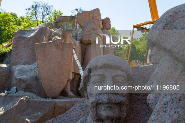 Workers are dismantling the monument commemorating the Pereiaslav Agreement under the Arch of Freedom of the Ukrainian People, formerly know...