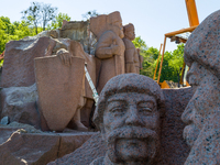 Workers are dismantling the monument commemorating the Pereiaslav Agreement under the Arch of Freedom of the Ukrainian People, formerly know...