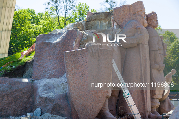 Workers are dismantling the monument commemorating the Pereiaslav Agreement under the Arch of Freedom of the Ukrainian People, formerly know...