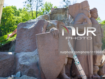 Workers are dismantling the monument commemorating the Pereiaslav Agreement under the Arch of Freedom of the Ukrainian People, formerly know...